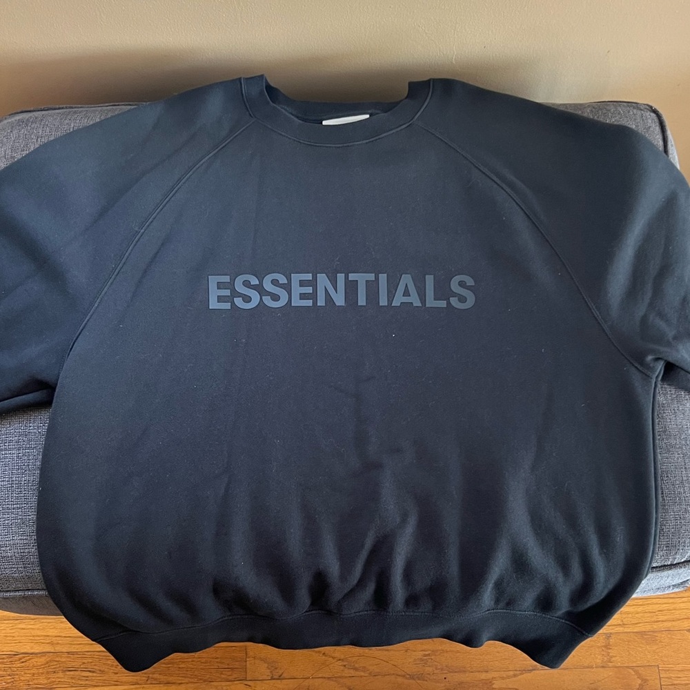 Black Essentials Crewneck